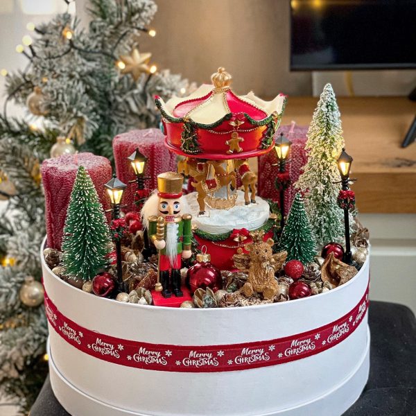 Prémium Diótörő Adventi Box Zenélő Körhintával Adventi Koszorúk, Boxok Prémium Diótörő Adventi Box Zenélő Körhintával