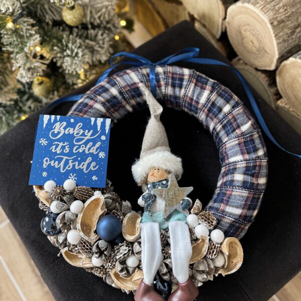 „Baby it’s cold outside” téli karácsonyi kopogtató, ajtódísz Karácsony / Tél "Baby it's cold outside" téli karácsonyi kopogtató, ajtódísz